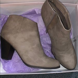 JustFab Taupe ankle booties sz 10
